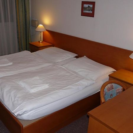 Cmc Residence & Conference Inn Челаковице Номер фото