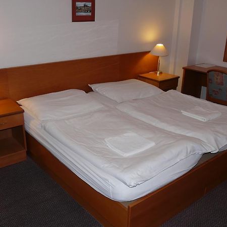 Cmc Residence & Conference Inn Челаковице Экстерьер фото